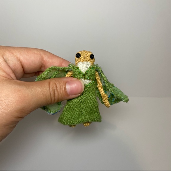 Tiny Microknitted Frog- Folklore - Picture 5 of 13